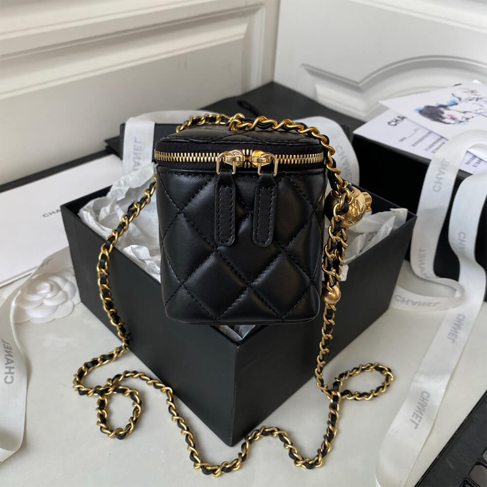 Ch**el vanity with chain