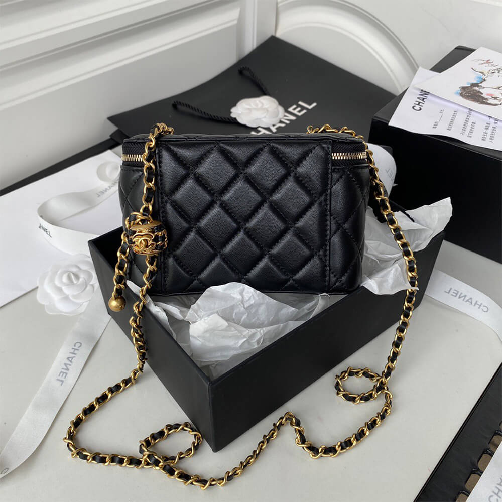 Ch**el vanity with chain