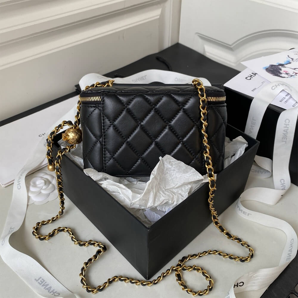Ch**el vanity with chain