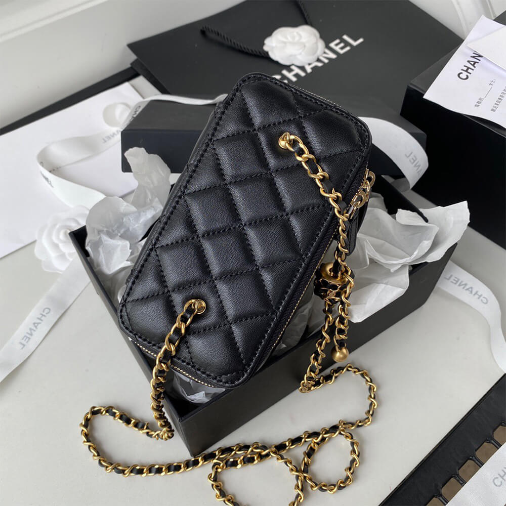 Ch**el vanity with chain