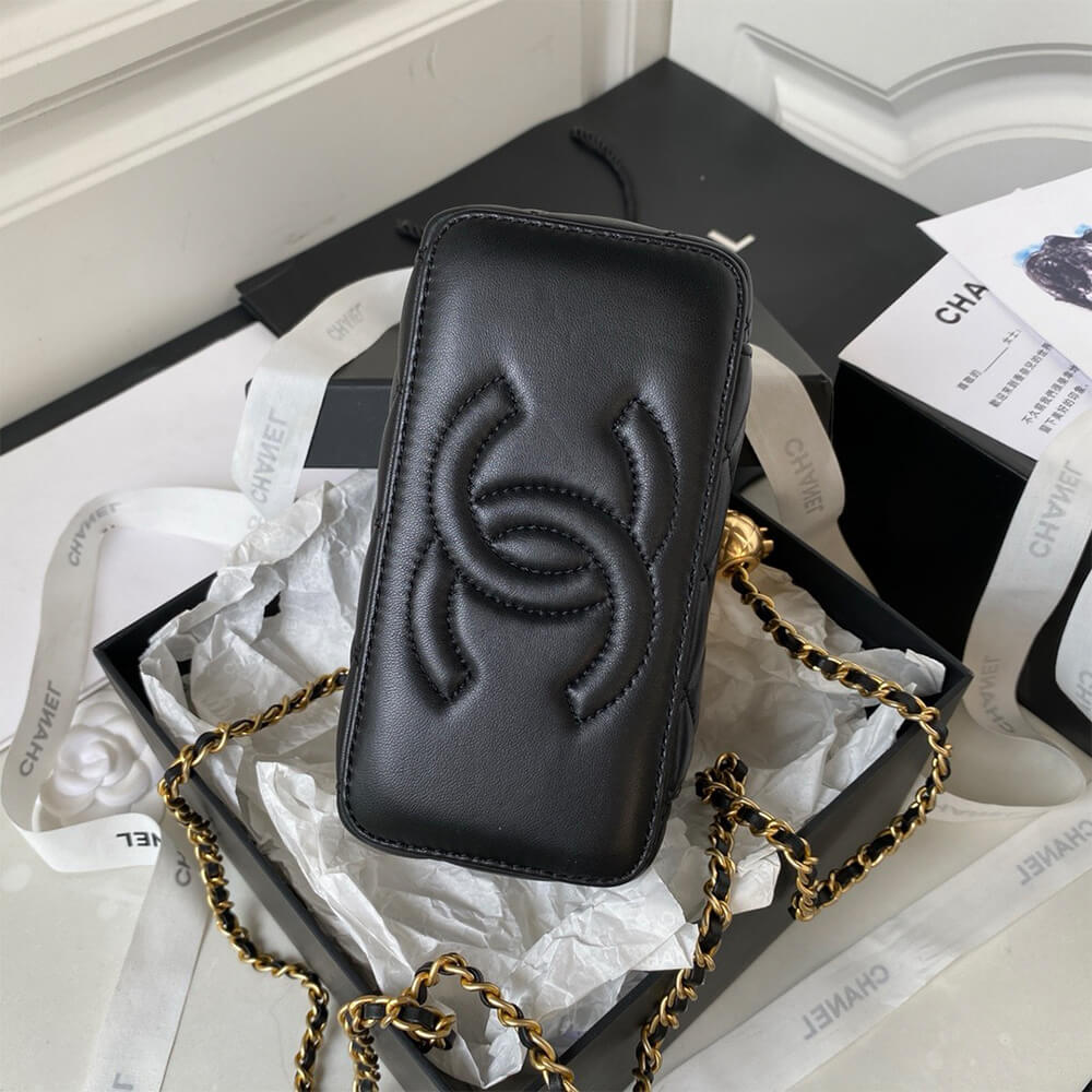 Ch**el vanity with chain
