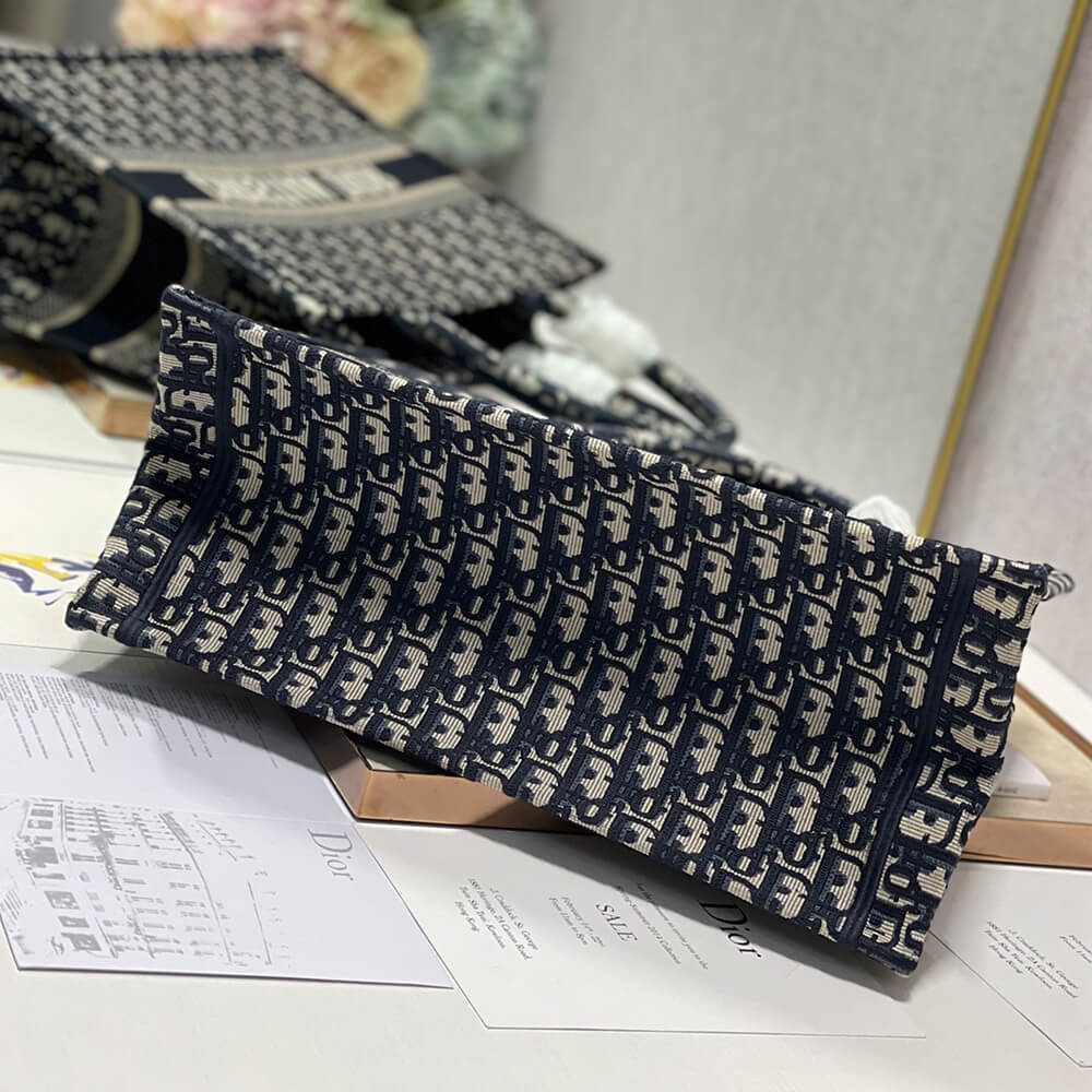 medium D10r book tote