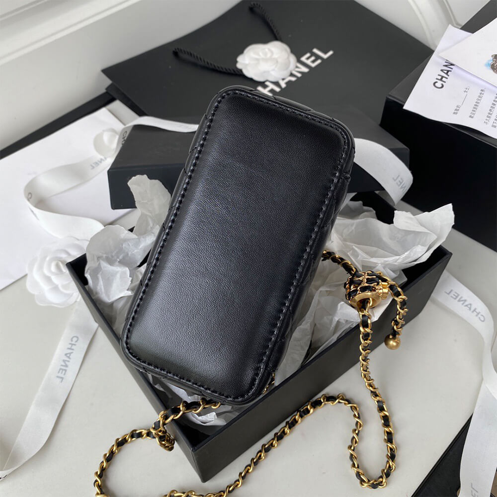 Ch**el vanity with chain