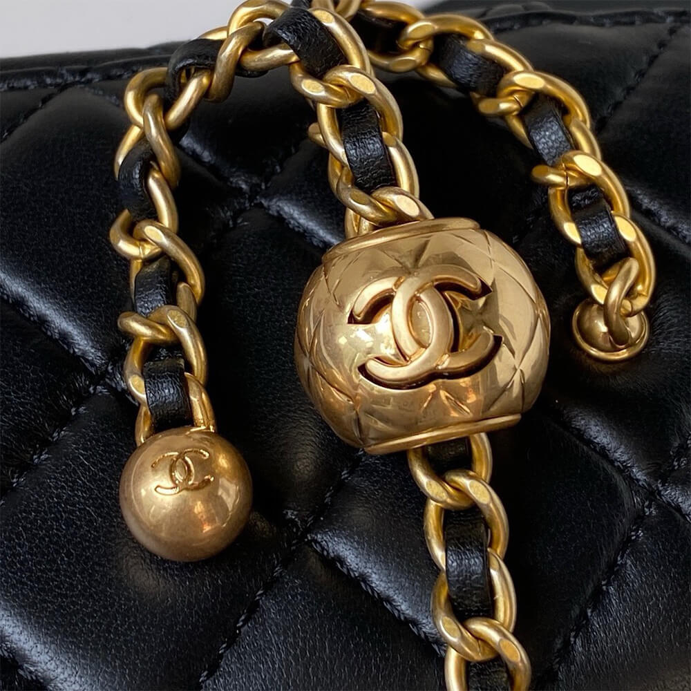 Ch**el vanity with chain